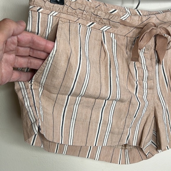 BCBGMAXAZRIA TAN AND BLACK PINSTRIPED SHORTS Sz 6 Symone Linen The Short Shorts - Picture 2 of 8